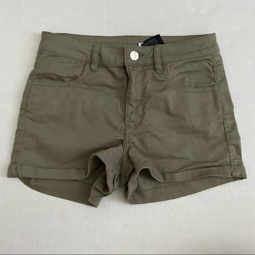H&M Divided Olive-Green Shorts Size 6